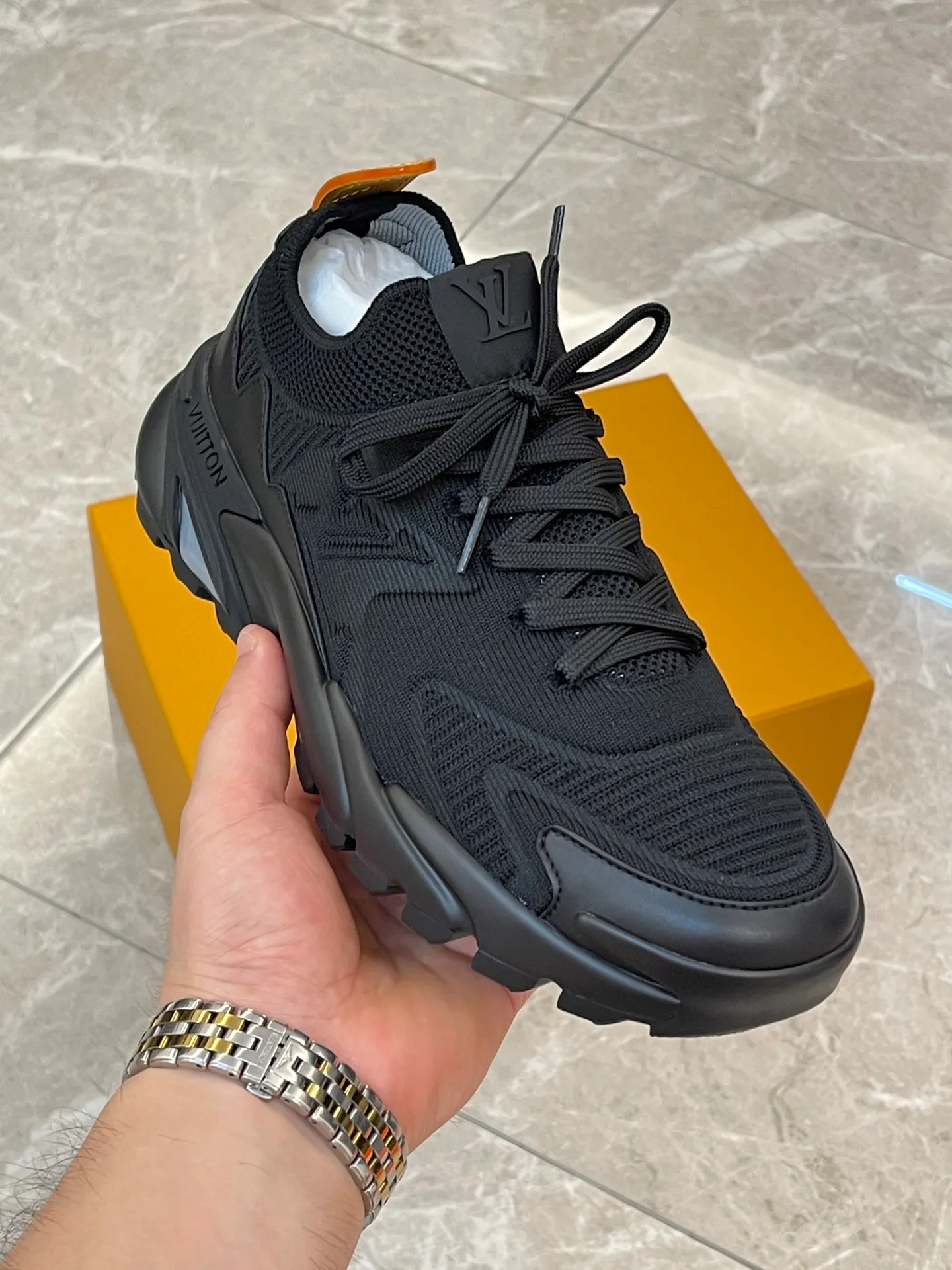 [L Home] Top P: 700💰 Size: 39-44 (customized at 38.45.46) LV Donkey Brand Louis Vuitton RUNNER TATIC new men's sneakers This LV Runner Tatic sneaker uses a whole piece of technical knitting to create an easy-to-take-off design, and then outlines the upper with cow leather trim. The LV logo on the side releases a dynamic atmosphere between the textures, the leather back strap is shaped like the handle fastener of the Louis Vuitton leather goods series, and the lightweight and wear-resistant two-tone rubber sole completes the whole. The toe and heel wrap details continue to provide comfortable fabric foot support, creating a stylish and stylish upper! Comes with full original packaging!